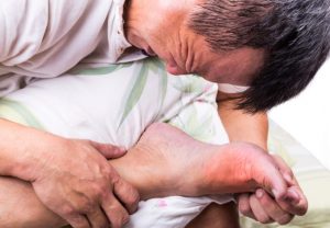 Nhưng cơn đau do gút xuất hiện nhiều vào ban đêm Cơn đau gút tái phát vào ban đêm.