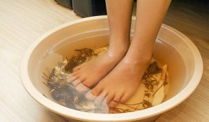 Ngâm chân giúp giảm nhanh cơn đau do gút ngam-chan-giam-con-dau-do-gut