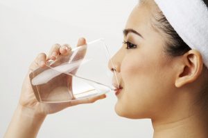 Uống nhiều nước giảm đau tốt Uong-nhieu-nuoc