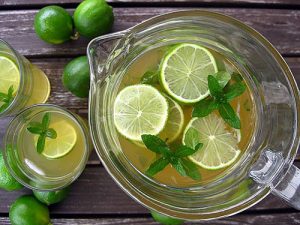 Hỗn hợp nước trái cây Hỗn hợp nước chanh, mật ong và bạc hà