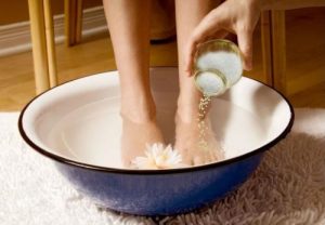 Nước muối nóng giúp giảm đau nhanh nuoc-muoi-nong